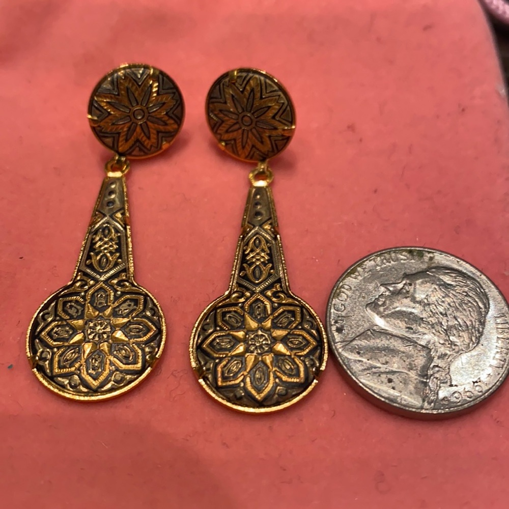 Drop pierced earrings with gold and black accent